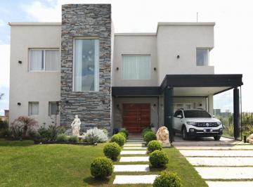 Casa · 210m² · 4 Ambientes · 1 Cochera · Casa en Venta - San Lucas