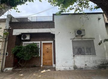 Casa · 127m² · 4 Ambientes · Amplia Casa con Patio a La Venta en Olivos
