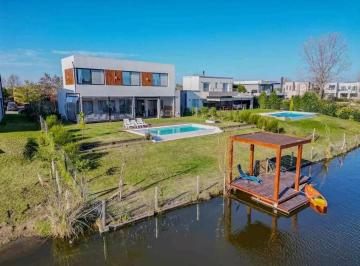 Casa · 195m² · 5 Ambientes · 5 Cocheras · Casa Amueblada en El Cantón con Salida a La Laguna