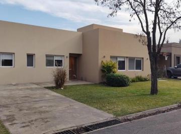 Casa · 160m² · 4 Ambientes · 2 Cocheras · Casa en El Recodo