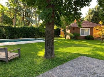 Casa · 220m² · 3 Ambientes · 1 Cochera · Casa en Mapuche