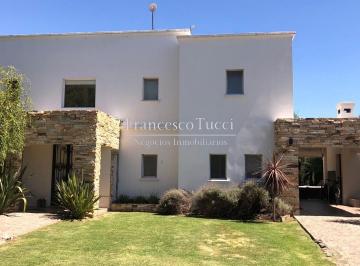 Casa · 190m² · 5 Ambientes · 1 Cochera · Casa en Alquiler Anual 5 Ambientes El Centauro Canning