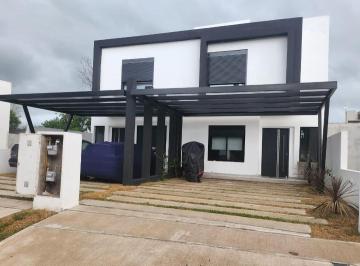 Casa · 155m² · 4 Ambientes · 2 Cocheras · Duplex en Venta en Barrio La Calandria 3 Dorm.