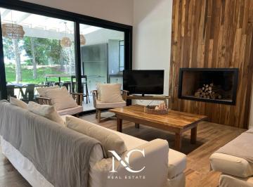 Casa · 210m² · 5 Ambientes · 1 Cochera · Casa en Alquiler en Costa Esmeralda