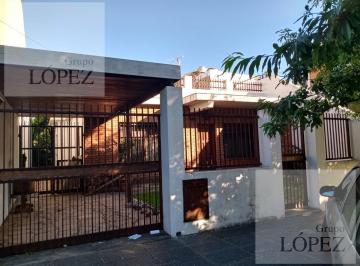 Casa · 158m² · 4 Ambientes · 2 Cocheras · Venta Casa con Renta en San Isidro - Lote de 10 X 40 m – Apto Crédito