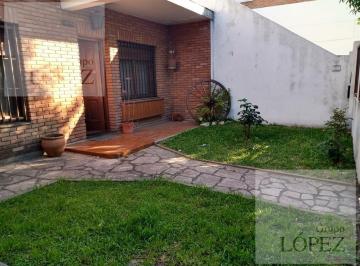 Casa · 158m² · 4 Ambientes · 2 Cocheras · Venta Casa con Renta en San Isidro - Lote de 10 X 40 m – Apto Crédito