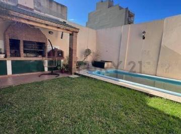 Casa · 230m² · 5 Ambientes · Impresionante Casa 5 Amb con Jardin y Pileta, Impecable!