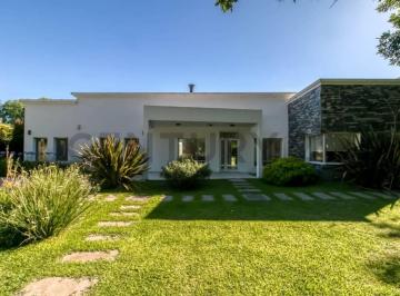 Casa · 238m² · 7 Ambientes · 2 Cocheras · Casa en Venta 3 Dorm. en Haras del Sur con Pileta