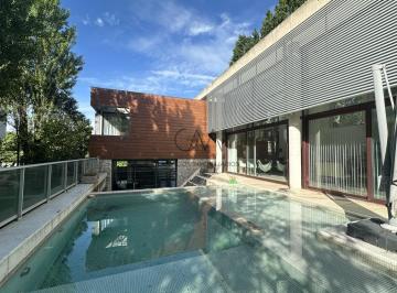 Casa · 315m² · 5 Ambientes · Casa en Alquiler Temporal Barrio Rumenco