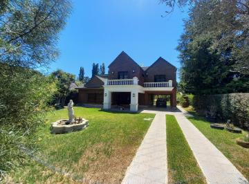 Quinta vacacional · 250m² · 4 Dormitorios · 3 Cocheras · Chalet de Ensueño en Parque Leloir - Exclusividad y Confort