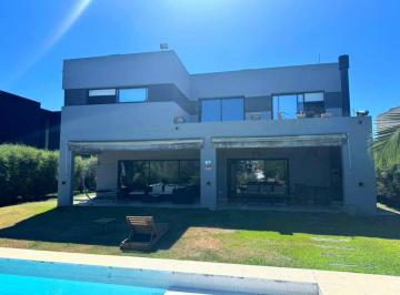 Quinta vacacional · 500m² · 5 Ambientes · 2 Cocheras · Casa en Barrio Privado "San Benito" en Benavidez / Maschwitz Anual Salida Al Agua