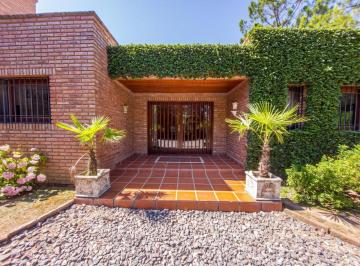 Foto · Venta Casa 3 Dorm 5 Baños Pileta Quincho Galería Cochera Seguridad V. Allende