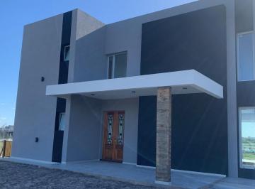 Casa · 235m² · 4 Ambientes · 2 Cocheras · Casa a La Laguna Sebastian Gaboto