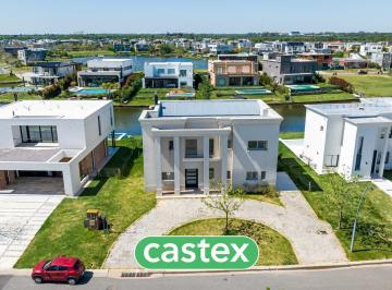 Casa · 240m² · 5 Ambientes · 1 Cochera · Casa Al Agua en Venta en Ceibos, Puertos