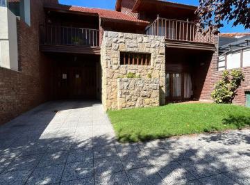 Casa · 300m² · 4 Ambientes · 1 Cochera · Chalet Sobre Calle Olavarria Zona Guemes