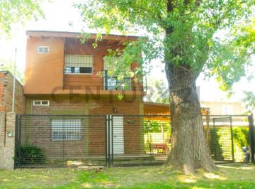 Casa · 78m² · 4 Ambientes · 2 Cocheras · Venta Casa de Diseño Moderno con Pileta y Amplio Espacio Verde en Tortuguitas.