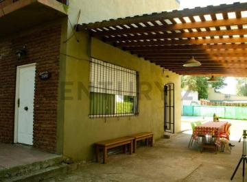 Casa · 78m² · 4 Ambientes · 2 Cocheras · Venta Casa de Diseño Moderno con Pileta y Amplio Espacio Verde en Tortuguitas.