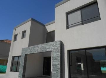 Casa · 242m² · 4 Ambientes · 1 Cochera · Casa en Venta en Haras Santa Maria – Maroto Propiedades