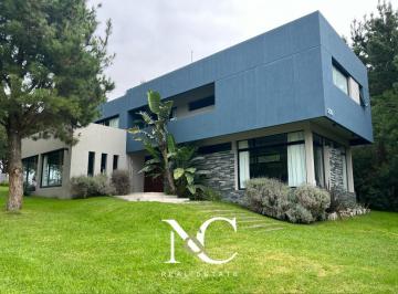 Casa · 290m² · 4 Ambientes · 1 Cochera · Casa en Venta en Costa Esmeralda