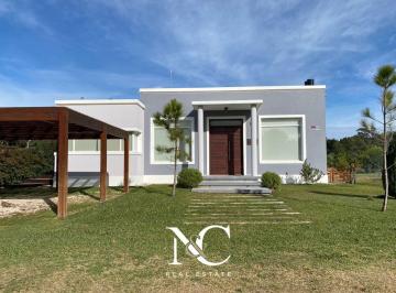 Casa · 154m² · 4 Ambientes · Casa en Venta en Costa Esmeralda, Barrio Golf