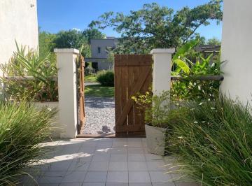 Casa · 1200m² · 3 Dormitorios · 2 Cocheras · Casa en Venta Sobre Lote Interno en Santa María de Tigre