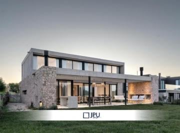 Casa · 220m² · 4 Ambientes · Casa en Venta Costa Esmeralda Residencial I.