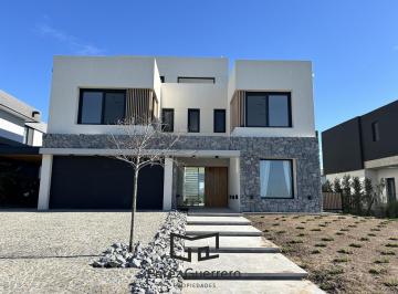 Casa · 403m² · 6 Ambientes · 2 Cocheras · Casa a La Laguna en Venta en Costas