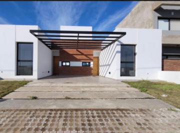 Casa · 75m² · 4 Ambientes · 1 Cochera · Casa en Colinas de Manantiales 2 Dorm.