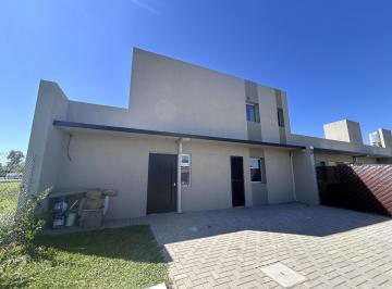 Casa · 105m² · 5 Ambientes · 2 Cocheras · Venta Casa Funes Barrio Abierto Don Mateo a Estrenar 3 Dorm. Calidad