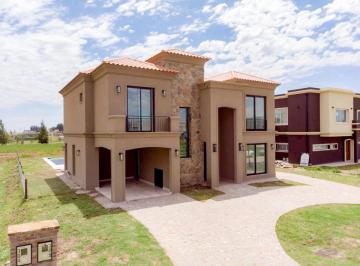 Casa · 302m² · 6 Ambientes · Casa Toscana en Barrio Los Talas, Canning