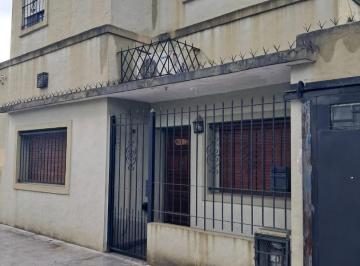Casa · 80m² · 4 Ambientes · 5 Cocheras · Casa con Departamento de 2 Amb en Planta Alta y Fdo!