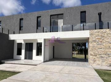 Campo · 225m² · 4 Ambientes · 2 Cocheras · Casa a Estrenar de 4 Ambientes con Piscina en B° La Madalena Canning
