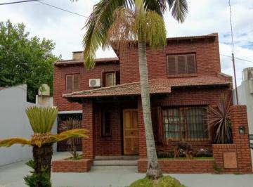 Casa · 204m² · 6 Ambientes · 2 Cocheras · Casa - Zarate