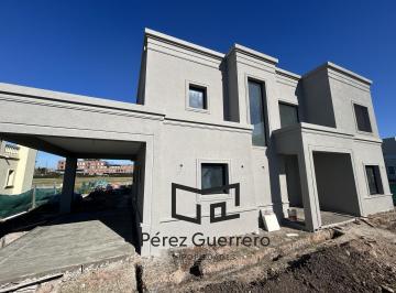 Casa · 241m² · 6 Ambientes · 2 Cocheras · Casa en Venta en Chateau del Pilar.