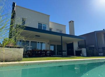 Casa · 195m² · 4 Ambientes · 4 Cocheras · Casa a La Venta en Vila Marina