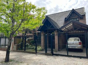Casa · 243m² · 4 Ambientes · Venta Casa 4 Ambientes con Parque y Pileta en Ituzaingo