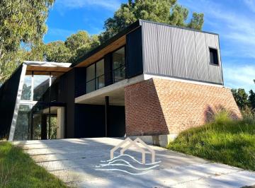 Casa · 220m² · 4 Ambientes · 2 Cocheras · Casa en Costa Esmeralda