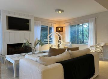 Casa · 200m² · 6 Ambientes · 1 Cochera · Casa en Alquiler en Costa Esmeralda