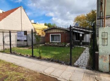 Casa · 70m² · 2 Dormitorios · 1 Cochera · Casa 3 Ambientes Sobre Lote de 320 m²