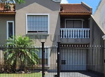 Casa · 157m² · 4 Ambientes · 2 Cocheras · Venta de Casa 4 Ambientes, Ituzaingó con Pileta