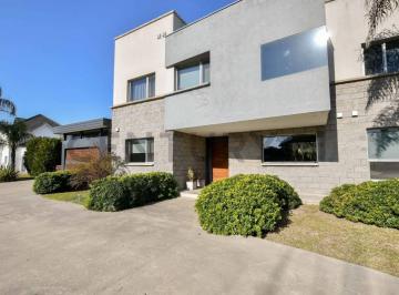 Casa · 338m² · 7 Ambientes · 4 Cocheras · Alquiler de Casa en Los Ceibos de 4 Dorm., City Bell, La Plata