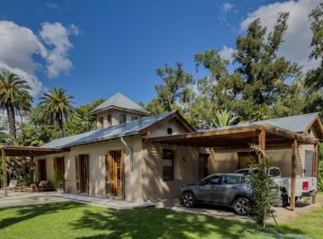 Casa · 311m² · 5 Ambientes · 4 Cocheras · Casa en Venta, 3 Dorm.. La Plata