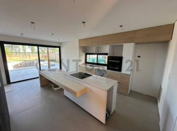 Casa · 235m² · 4 Ambientes · 4 Cocheras · Venta Espectacular Casa Barrio Cerrado Lagoon Pilar. Moderna con 3 Dorm. Jardin y Pileta. de C