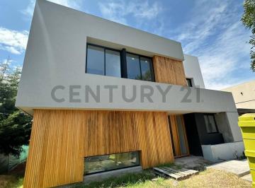 Casa · 235m² · 4 Ambientes · 4 Cocheras · Venta Espectacular Casa Lagoon Pilar. Moderna con 3 Dorm. Jardin y Pileta. de Calidad Premium
