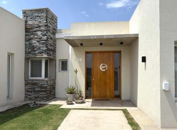 Casa · 196m² · 5 Ambientes · 2 Cocheras · Casa en Barrio Monet