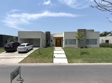 Casa · 196m² · 5 Ambientes · 2 Cocheras · Casa en Barrio Monet