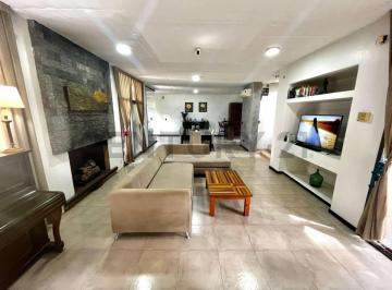 Casa · 250m² · 5 Ambientes · Venta de Casa 5 Ambientes en Parque Leloir, Ituzaingó