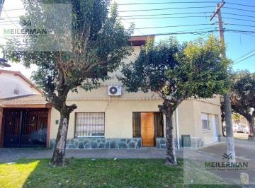 Casa · 179m² · 4 Ambientes · 2 Cocheras · Excelente Propiedad 6 Ambientes en 2 Plantas en Muy Buena Zona de Munro