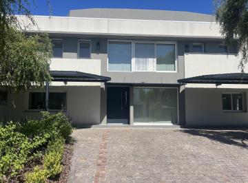 Casa · 341m² · 5 Ambientes · Casa en Venta en El Barrio Santa Maria de Tigre