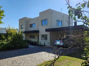 Casa · 300m² · 8 Ambientes · 2 Cocheras · Casa en Alquiler Barrio Albanueva Vista a Laguna